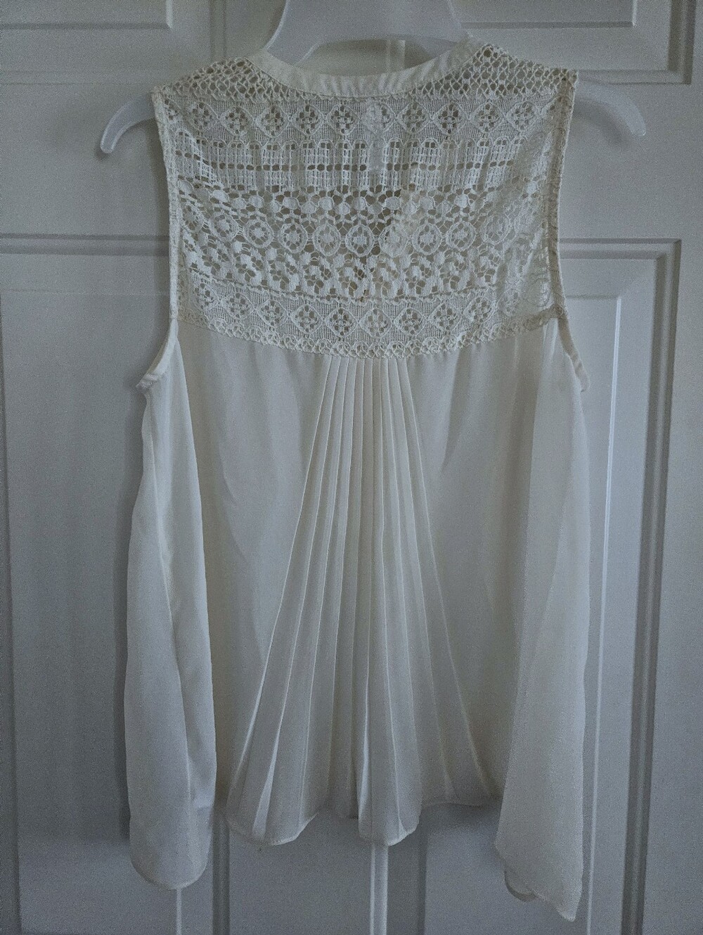 Sleeveless Blouse with lace